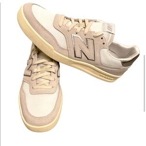 New Balance Women's 300 V2 Court Sneaker Light Grey/Silver /Ivory WRT300…